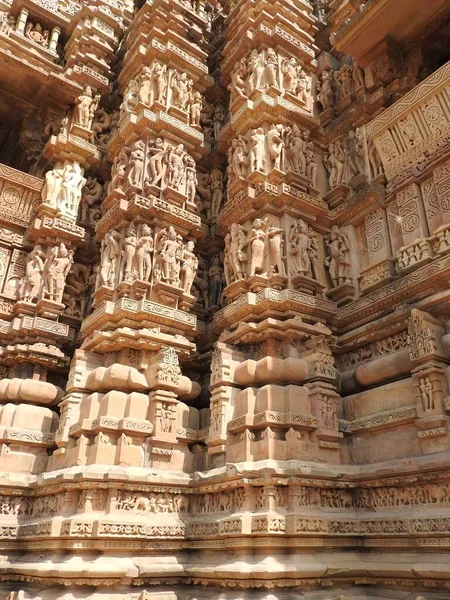 Den västra gruppen av Khajuraho tempel, en UNESCO Heritage Site, är känd för sina sexiga erotiska skulpturer, Indien, klar dag. — Stockfoto