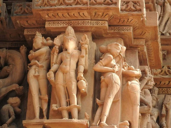 Zachodnia Grupa świątyń Khajuraho, wpisana na listę światowego dziedzictwa UNESCO, słynie z seksownych, erotycznych rzeźb, Indii, jasnego dnia. — Zdjęcie stockowe