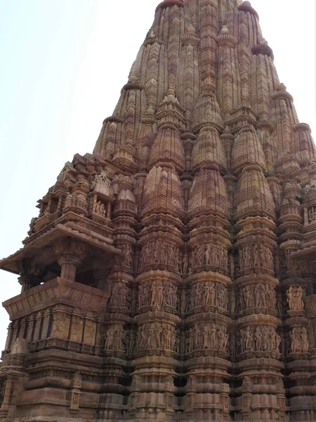 Sex houdingen uit de kamasutra, erotische close - up van ingewikkelde gebeeldhouwde scènes op de muren van Hindoe tempels in de westerse groep van Khajuraho, India — Stockfoto