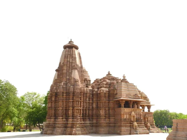 Västra gruppen av Khajuraho tempel, på en klar dag, Madhya Pradesh Indien är en Unesco världsarv plats, känd för Kama Sutra sexscener och erotiska figurer. — Stockfoto