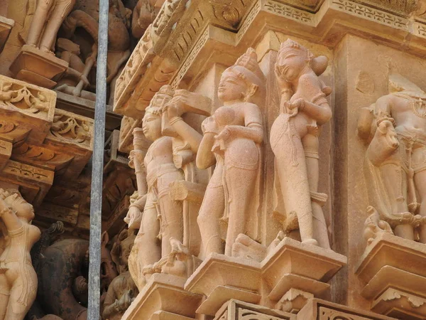 Seks stanowi od kamasutra, erotycznych Zamknij - skomplikowanych rzeźbione scen na ścianach świątyń hinduistycznych w grupie zachodniej Khajuraho, Indie — Zdjęcie stockowe