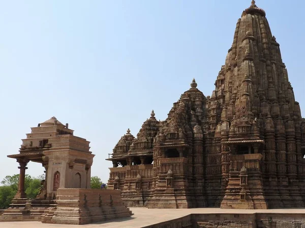 O grupo ocidental de templos Khajuraho, em um dia claro, Madhya Pradesh Índia é um patrimônio mundial da UNESCO, conhecido por cenas de sexo Kama Sutra e figuras eróticas . — Fotografia de Stock