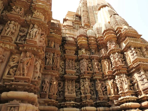 Сексуальные позы от камасутры, эротический макет замысловатых резных сцен на стенах индуистских храмов в западной группе Кхаджурахо, Индия — стоковое фото