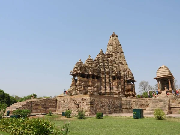 The Western group of Khajuraho temples, on a clear day, Madhya Pradesh India is a UNESCO world heritage site, known for Kama Sutra sex scenes and erotic figures. — Stock Photo, Image