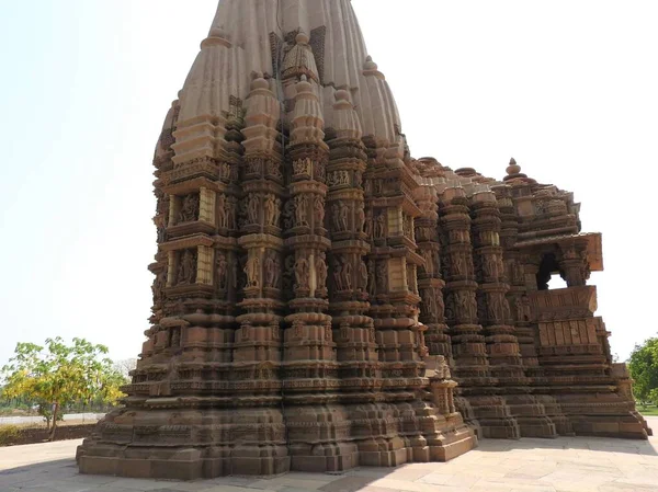 Sex-Posen aus dem Kamasutra, erotische Nahaufnahme komplizierter geschnitzter Szenen an den Wänden hinduistischer Tempel in der westlichen Gruppe der Khajuraho, Indien — Stockfoto