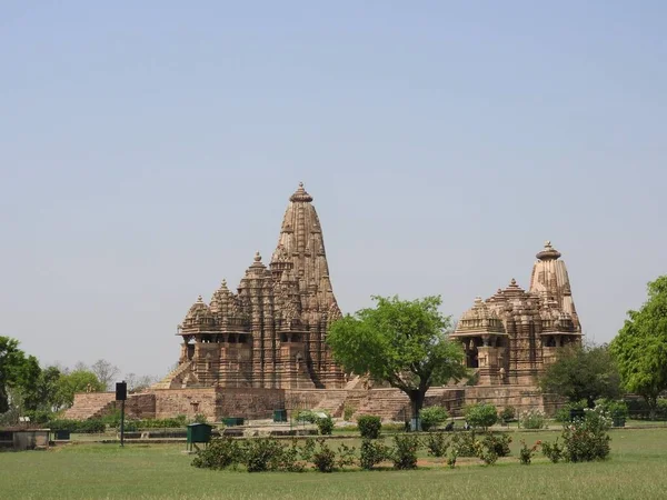 El grupo occidental de templos Khajuraho, en un día claro, Madhya Pradesh India es un sitio del patrimonio mundial de la UNESCO, conocido por escenas de sexo Kama Sutra y figuras eróticas . —  Fotos de Stock