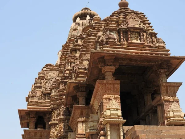 Västra gruppen av Khajuraho tempel, på en klar dag, Madhya Pradesh Indien är en Unesco världsarv plats, känd för Kama Sutra sexscener och erotiska figurer. — Stockfoto