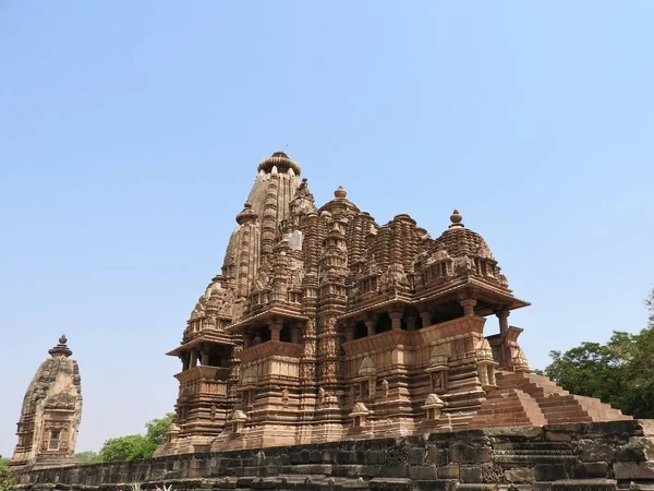 Die westliche gruppe der khajuraho-tempel, an klaren tagen ist madhya pradesh indien ein unesco-welterbe, bekannt für kama sutra sex szenen und erotische figuren. — Stockfoto