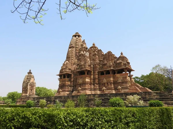 O grupo ocidental de templos Khajuraho, em um dia claro, Madhya Pradesh Índia é um patrimônio mundial da UNESCO, conhecido por cenas de sexo Kama Sutra e figuras eróticas . — Fotografia de Stock