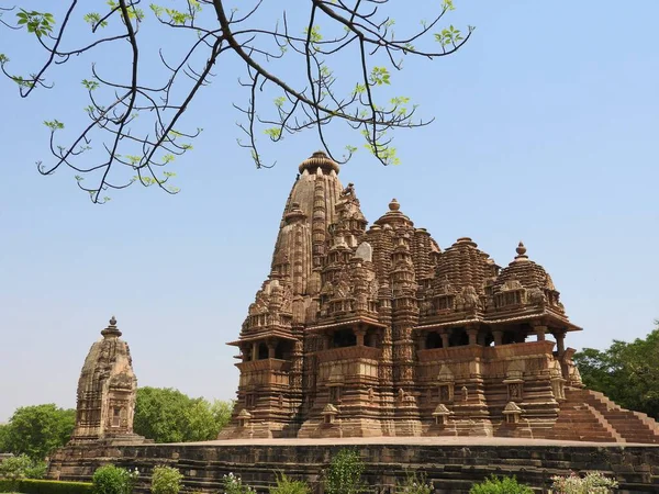 Die westliche gruppe der khajuraho-tempel, an klaren tagen ist madhya pradesh indien ein unesco-weltkulturerbe, bekannt für kama-sutra-szenen und erotische figuren. — Stockfoto