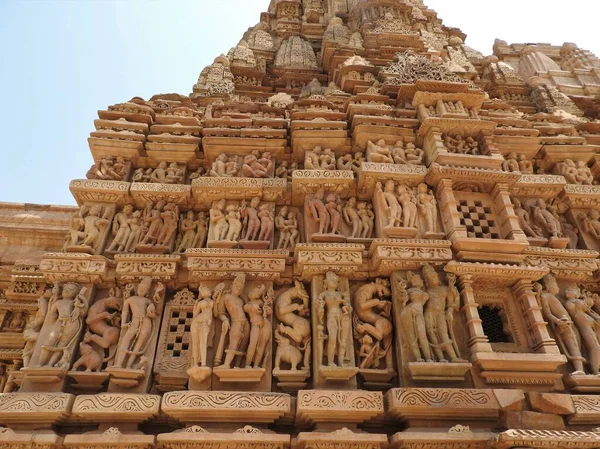 Sex-Posen aus dem Kamasutra, erotische Nahaufnahme komplizierter geschnitzter Szenen an den Wänden hinduistischer Tempel in der westlichen Gruppe der Khajuraho, Indien — Stockfoto