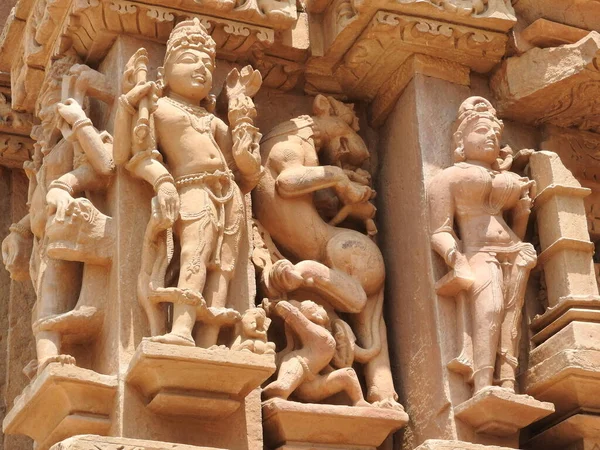 Kön poser från kamasutra, erotiska nära - av intrikat snidade scener på väggarna i hinduiska tempel i den västra gruppen av Khajuraho, Indien — Stockfoto