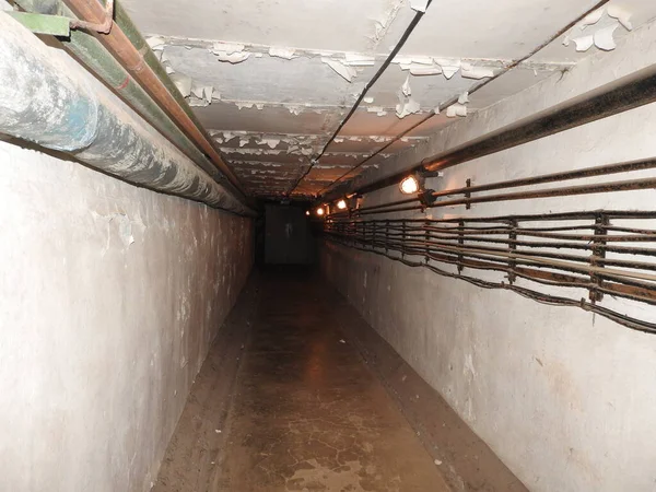 Podzemní sovětský bunkr v původní podobě. Bývalý úkryt sovětské bomby za studené války.Nízký světelný stav. — Stock fotografie