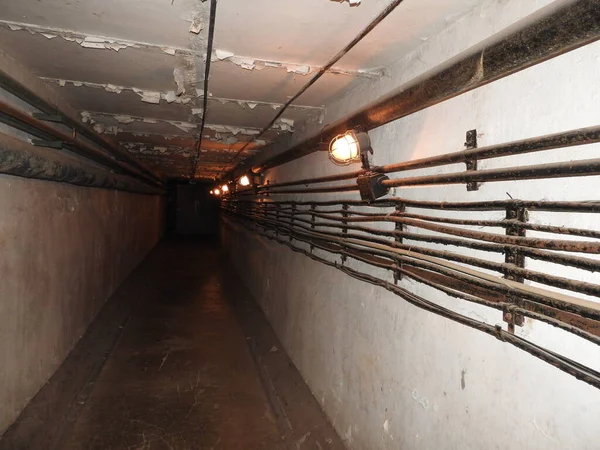 Opuštěné vězení v podzemním bunkru. Bývalý sovětský úkryt proti bombám. Zapečetěné dveře bunkru. Potrubí a ventily. Špatný stav světla. Síla strachu a nočních můr. — Stock fotografie