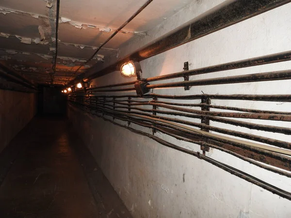 Εγκαταλελειμμένη φυλακή σε υπόγειο καταφύγιο. Φάντασμα κρατουμένου. Πρώην σοβιετικό καταφύγιο για βόμβες. Ερμητικές πόρτες του καταφυγίου. Σωλήνες και βαλβίδες. Χαμηλή κατάσταση φωτισμού. Καταφύγιο φόβου και εφιάλτες. — Φωτογραφία Αρχείου