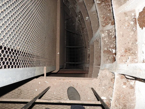 Opuštěné vězení v podzemním bunkru. Bývalý sovětský úkryt proti bombám. Zapečetěné dveře bunkru. Potrubí a ventily. Špatný stav světla. Síla strachu a nočních můr. — Stock fotografie