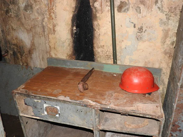 Porzucone więzienie w podziemnym bunkrze. Były radziecki schron bombowy. Zamknięte drzwi bunkra. Rury i zawory. Niskie oświetlenie. Bunkier strachu i koszmarów. — Zdjęcie stockowe