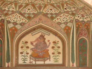 Jaipur, Rajasthan, Hindistan yakınlarındaki Amber Kalesi 'ndeki bir binanın tavanından sarkan eşek arısı kovanına yakın..