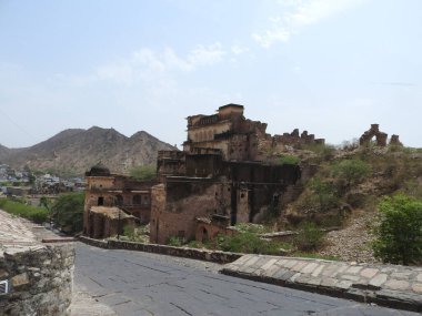 Jaipur, Rajasthan, Hindistan yakınlarındaki Amber Kalesi 'ndeki bir binanın tavanından sarkan eşek arısı kovanına yakın..