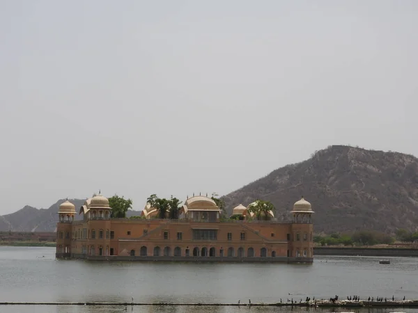 宮殿はジャル マハル Jal Mahalは18世紀にMan Sager Lakeの真ん中に建設されました インドのラジャスタン州ジャイプール — ストック写真