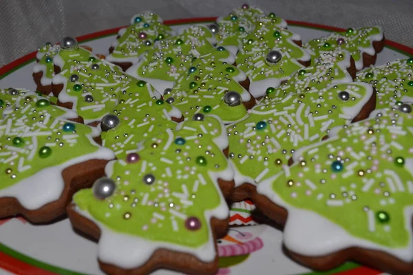 Biscotti di zenzero di Natale a albero verde e molte caramelle. — Foto Stock