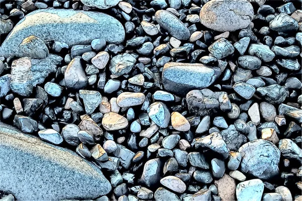 Pietre bagnate di diverse dimensioni sulla riva del mare. Spiaggia di ciottoli dopo un'onda arretrata. Texture disegno artistico. Schizzo matita di colore stile alto . — Foto Stock