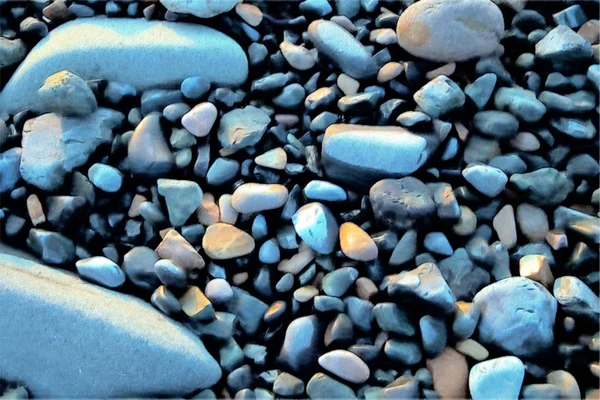 Mokre kamienie o różnej wielkości na wybrzeżu. Kamyki plażowe po falach. Tekstura artystyczny rysunek. Szkic akwarela jasny styl. — Zdjęcie stockowe