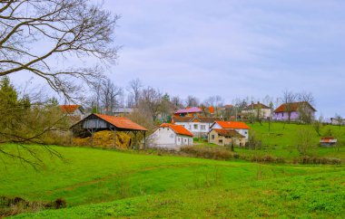 Avrupa 'da küçük bir çiftlik. Tarlalardaki ahırlar ve ahırlar. Baharın başlarında.