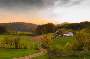Sırbistan, Europe küçük grupta. İçinde geç yaz manzara. Evi ve ahır.