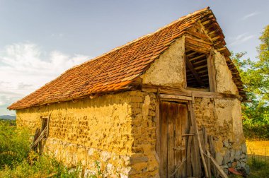 Geleneksel çamur tuğlası ahırı. Avrupa 'daki dağ çiftliği. Geleneksel biçim. 