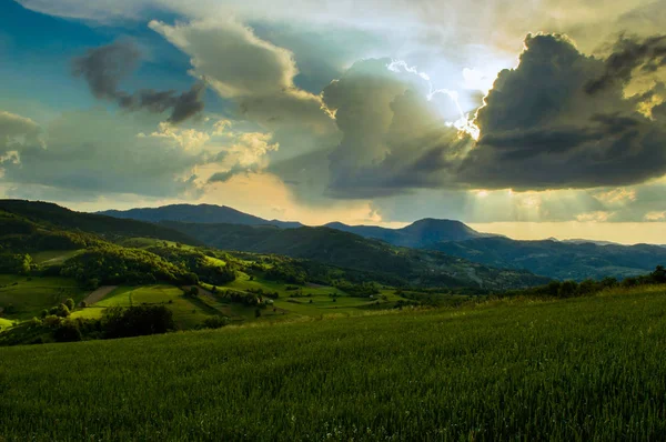 Sırbistan Europe Dağda Dramatik Gökyüzü Yaz Akşamları Vadi Tarım Arazisi — Stok fotoğraf