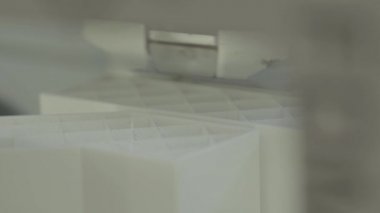 Yakın çekim yazdırma sırasında 3d yazıcı.