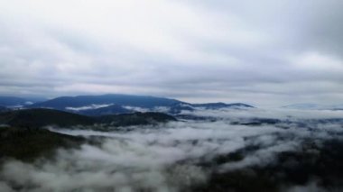 Dağ sisi zaman aşımı. Karpatlar. Ukrayna. Havadan