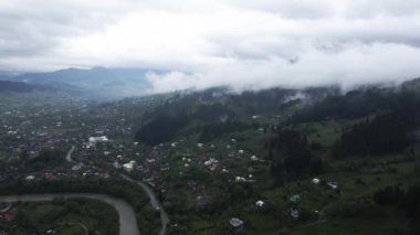 Dağlarda sis var. Karpat Dağları. Ukrayna. Havadan.
