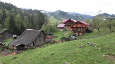 Dağlarda bir ev. Karpatlar. Ukrayna. Havadan.