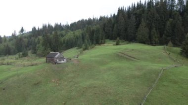 Dağlarda bir ev. Karpatlar. Ukrayna. Havadan.