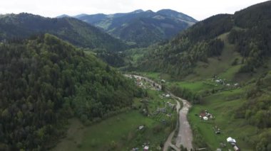 Dağlardaki nehir. Ağır çekim. Karpatlar. Ukrayna. Havadan.