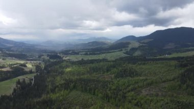 Karpat Dağları 'nın manzarası. Ağır çekim. Ukrayna. Havadan