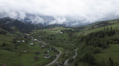 Dağlardaki köy. Ağır çekim. Karpatlar. Ukrayna. Havadan
