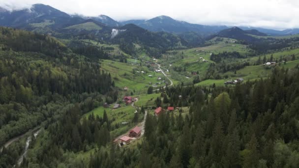 산에 있는 마을. 느린 동작. 카르파티아 인. 우크라이나. 공중 비행 — 비디오