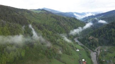 Karpat Dağları 'nın manzarası. Ağır çekim. Ukrayna. Havadan