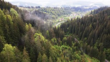 Dağlardaki köy. Ağır çekim. Karpatlar. Ukrayna. Havadan
