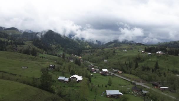 Village dans les montagnes. Au ralenti. Carpates. Ukraine. Aérien 