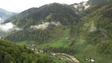 Karpat Dağları 'nın manzarası. Ağır çekim. Ukrayna. Havadan