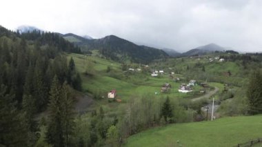 Dağlardaki köy. Ağır çekim. Karpatlar. Ukrayna. Havadan