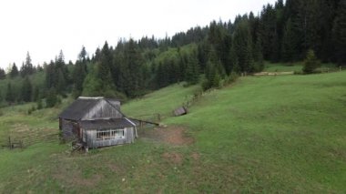 Dağlarda bir ev. Ağır çekim. Karpatlar. Ukrayna. Havadan.