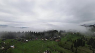 Dağlardaki köy. Ağır çekim. Karpatlar. Ukrayna. Havadan