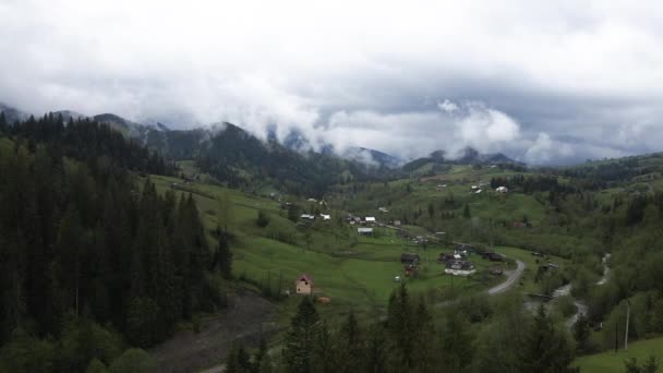 Village dans les montagnes. Au ralenti. Carpates. Ukraine. Aérien 