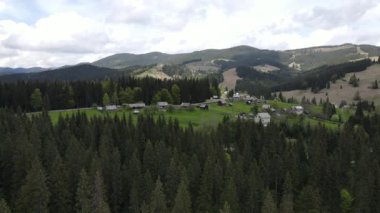 Dağlardaki köy. Ağır çekim. Karpatlar. Ukrayna. Havadan