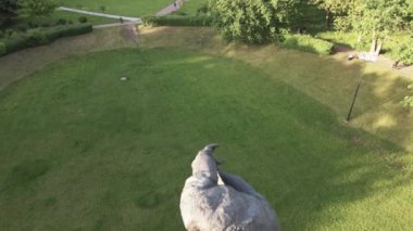 Soykırımın sembolü, Babi Yar. İkinci Dünya Savaşı sırasında Yahudilerin öldürüldüğü yer. Havadan, ağır çekim. Kyiv, Ukrayna.